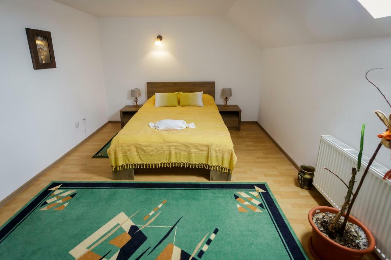 Casa Florilor Hotel Curtea de Argeş Eksteriør billede